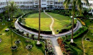 রাবি ভিসির অপসারনের দাবীতে মানববন্ধনঃ দলীয়করন,স্বজনপ্রীতি ও দূর্নীতির অভিযোগ