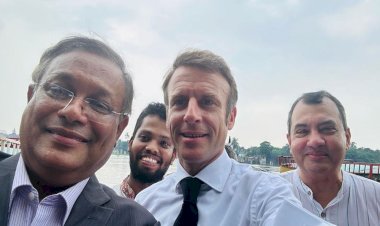 ফ্রান্সের প্রেসিডেন্ট ও তথ্য  মন্ত্রীর একান্ত মুহূর্তের সেলফি