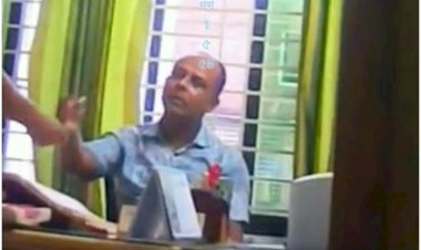 রামচন্দ্রপুর ভূমি কর্মকর্তা কামালের  ঘুষের ভিডিও ভাইরাল: রাজশাহী জুড়ে তোলপাড়