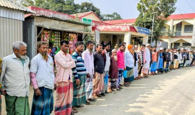 ধুনটে সড়ক দুর্ভোগে মানববন্ধন:  কাজ ফেলে রেখে ঠিকাদার লাপাত্তা