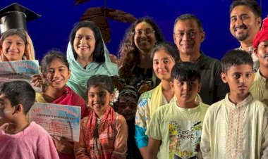 মহিলা সমিতি নাট্যমঞ্চে সপরিবারে নাটক উপভোগ করলেন প্রধানমন্ত্রী