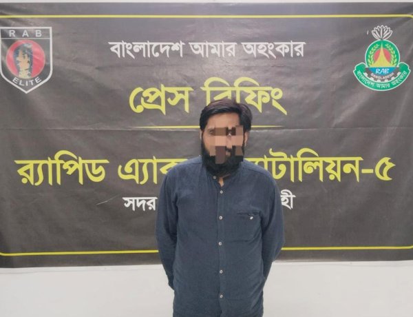 রাজশাহীতে মিলল অভিনব মাদক কারবারির খোঁজ জুতা ও শার্টের কলারে ১০৮ গ্রাম হেরোইনসহ গ্রেফতার ১