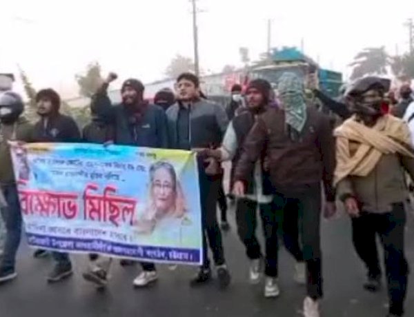 সারাদেশে একযোগে বর্তমানে নিষিদ্ধ আওয়ামী লীগের ঝটিকা মিছিল