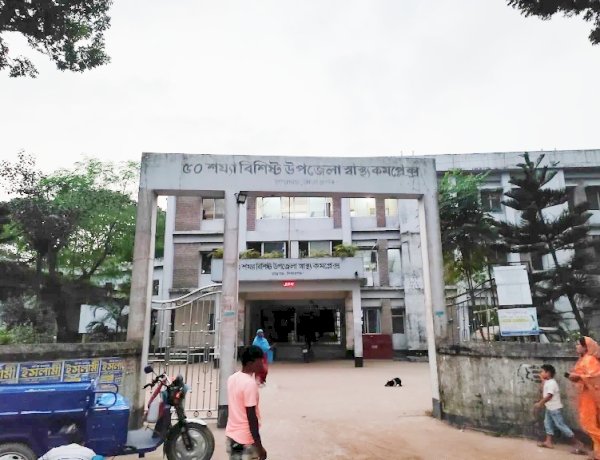 রায়গঞ্জ স্বাস্থ্য কমপ্লেক্সে ঔষধ সংকটের অভিযোগ, স্টোরে মিলল মেয়াদোত্তীর্ণ সরকারি ঔষধ