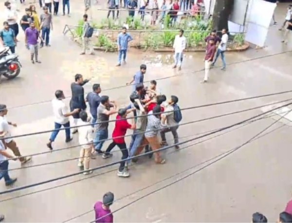 জবিতে ছাত্রদল-শিবির সংঘর্ষ: শিক্ষার্থীদের দাবি ঘিরে উত্তেজনা, তৃতীয় পক্ষের অপতৎপরতার শঙ্কা