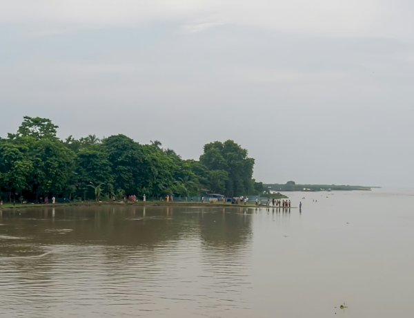 পদ্মার ভয়াবহ ভাঙনে গোদাগাড়ীর কুঠিপাড়ায় আতঙ্ক টেকসই বাঁধের দাবিতে ক্ষোভ