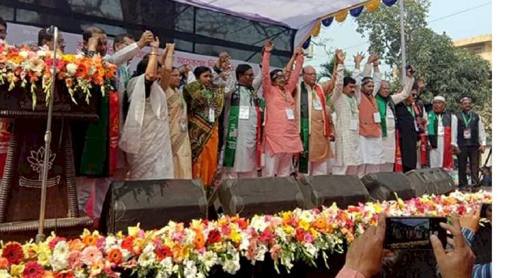 মাতৃভাষাকে ভালোবেসে ‘শূন্য রেখায়’ দুই বাংলার হাজারো মানুষ মাতৃভাষাকে ভালোবেসে ‘শূন্য রেখায়’ দুই বাংলার হাজারো মানুষ