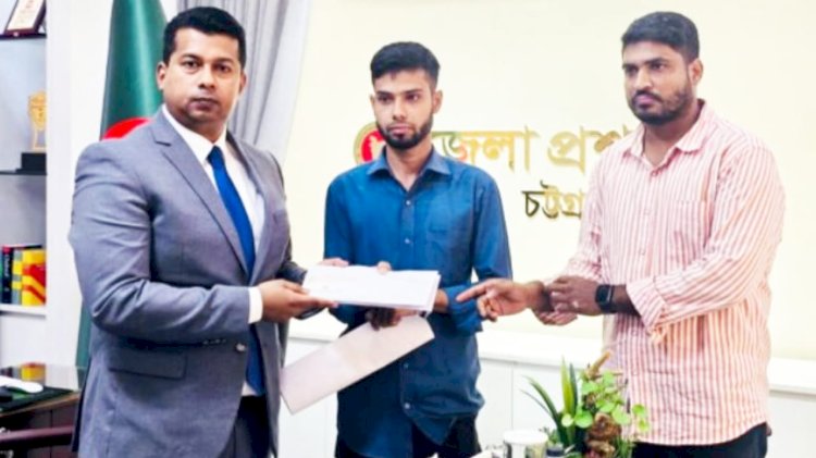 মানবিকতার দৃষ্টান্ত নিঃস্ব মুক্তিযোদ্ধার পাশে দাঁড়ালেন চট্টগ্রামের নতুন ডিসি