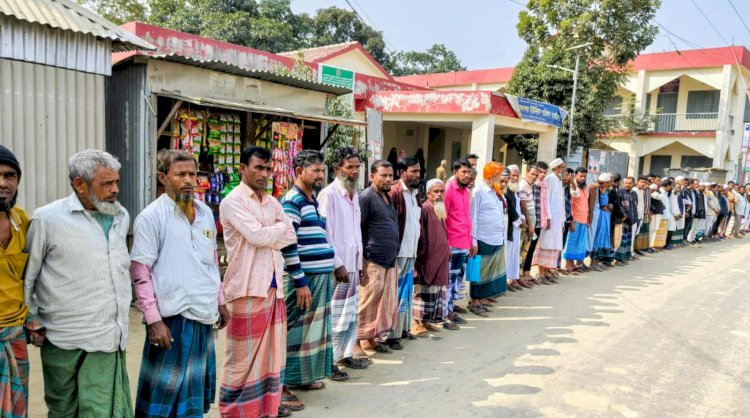 ধুনটে সড়ক দুর্ভোগে মানববন্ধন কাজ ফেলে রেখে ঠিকাদার লাপাত্তা