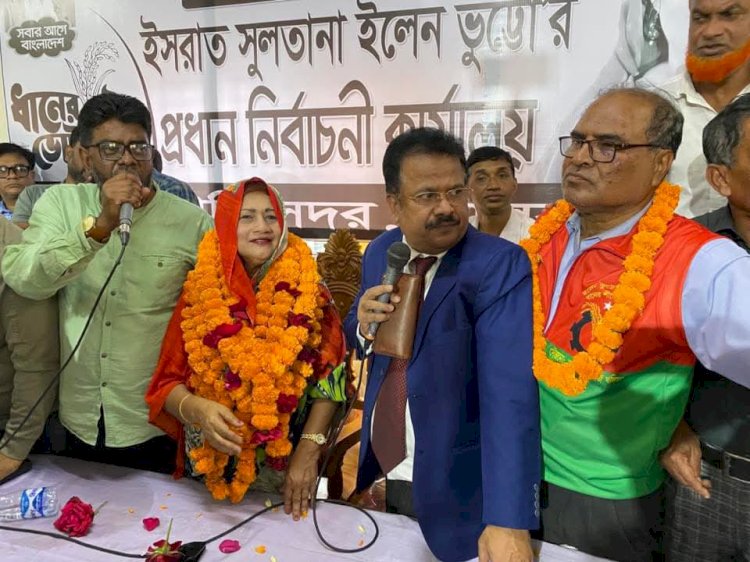 ঝালকাঠিতে নবনির্বাচিত এমপি ইসরাত সুলতানা ইলেন ভুট্টোকে ফুলেল শুভেচ্ছা