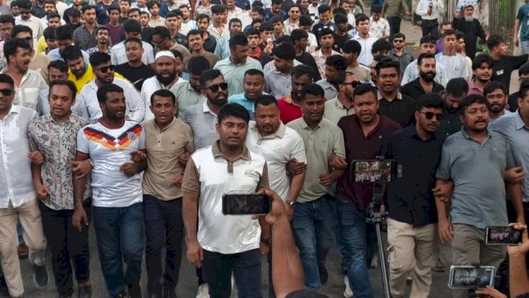 নিষিদ্ধ সংগঠনের তৎপরতার অভিযোগে রাজপথে ছাত্রদল